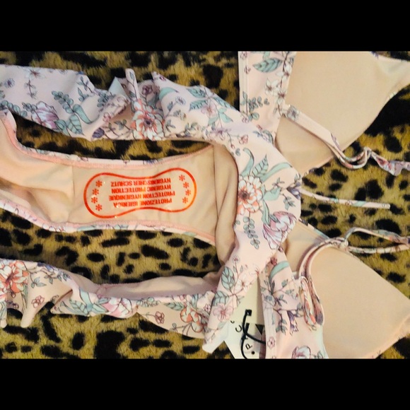 Loverbird -pink floral/ruffle Bikini - Picture 6 of 6